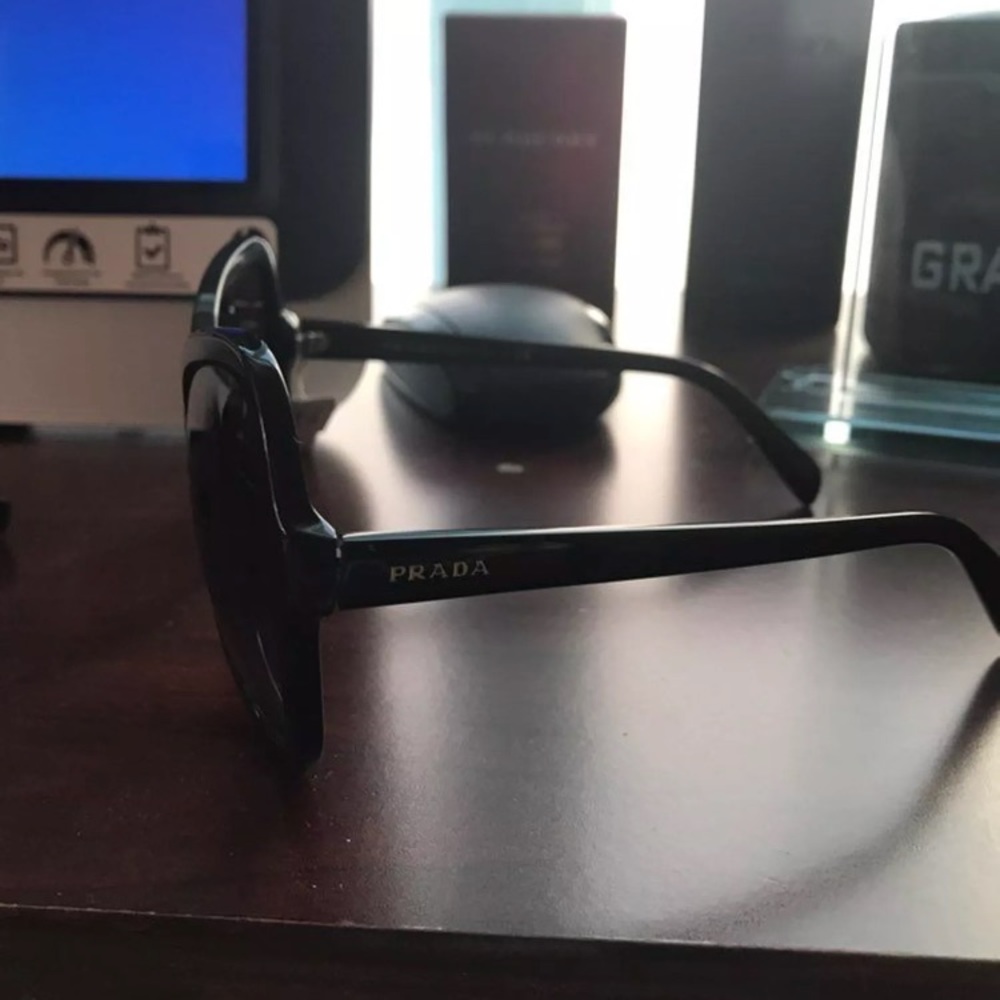 Prada sunglasses brand new no case with tags